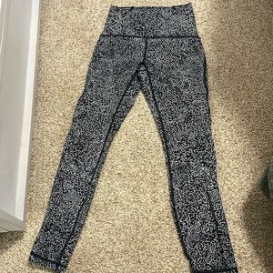 Black and white lululemon leggings